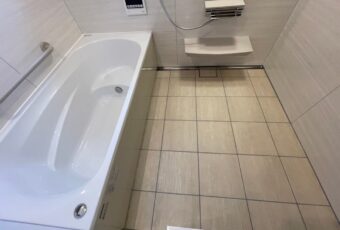 壁はホーロークリーンパネル、床はお湯をかけるとすぐ温まる磁器タイル床を設置しました。<br />
とてもおしゃれで快適な浴室にしあがりました。<br />
床から浴槽に入るのも楽になりました。