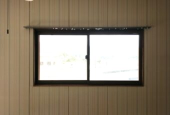 同室のあるこちらの窓にも、YKKAP「マドリモ 内窓 プラマードU　樹脂スペーサー・複層ガラス」を設置させていただきました。