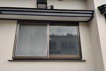 ユニットバスへの交換工事と一緒に浴室外窓交換も併せて工事させていただきました。<br />
交換前は単板ガラスの引違窓をお使いになられておりました。
