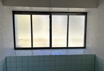アルミサッシと単板ガラスの組み合わせの引違い窓をお使いです。