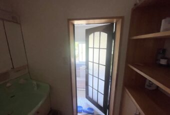 浴室と脱衣室の入口は開き戸をお使いでした。