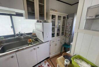 食器洗い乾燥機が作業台から少しはみ出して設置されていました。<br><br />
後付けされた吊戸棚に段差がありました。