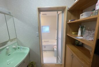 家族みんなにやさしい「折れ戸」。<br />
もしものときも外から開けやすいので、安心して使えます。