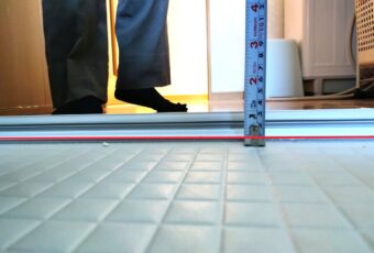 ８㎝あった段差も３㎜以下に解消され、移動がスムーズになりました。<br>※赤い線が実際の段差です。