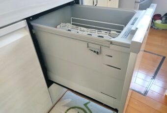 以前は作業台の上にあった食器洗い乾燥機もシンクしたに納まりました。<br>この食器洗い乾燥機は取っ手を握ると自動で開き、後は片手でスーッと引き出すだけでラクに引き出せます。