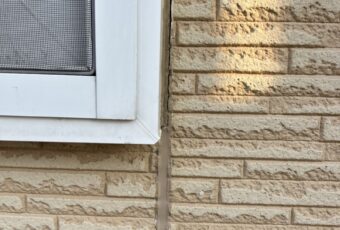 劣化した古いシーリング材を撤去し、新しいシーリング材に入れ替える工事をさせていただきました。<br><br />
外壁のメンテナンスでは非常に重要な工程です。