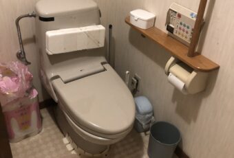 長年使われてきたトイレの水漏れを機に交換を検討させました。